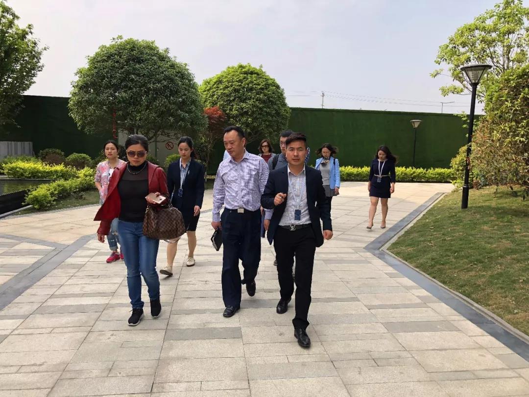 成都市委宣传部考察团一行调研明博链接_明博MINGBO(中国)
视觉文创产业园区