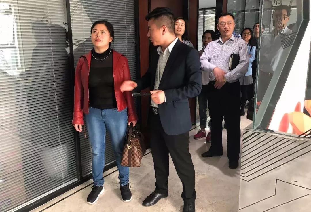 成都市委宣传部考察团一行调研明博链接_明博MINGBO(中国)
视觉文创产业园区