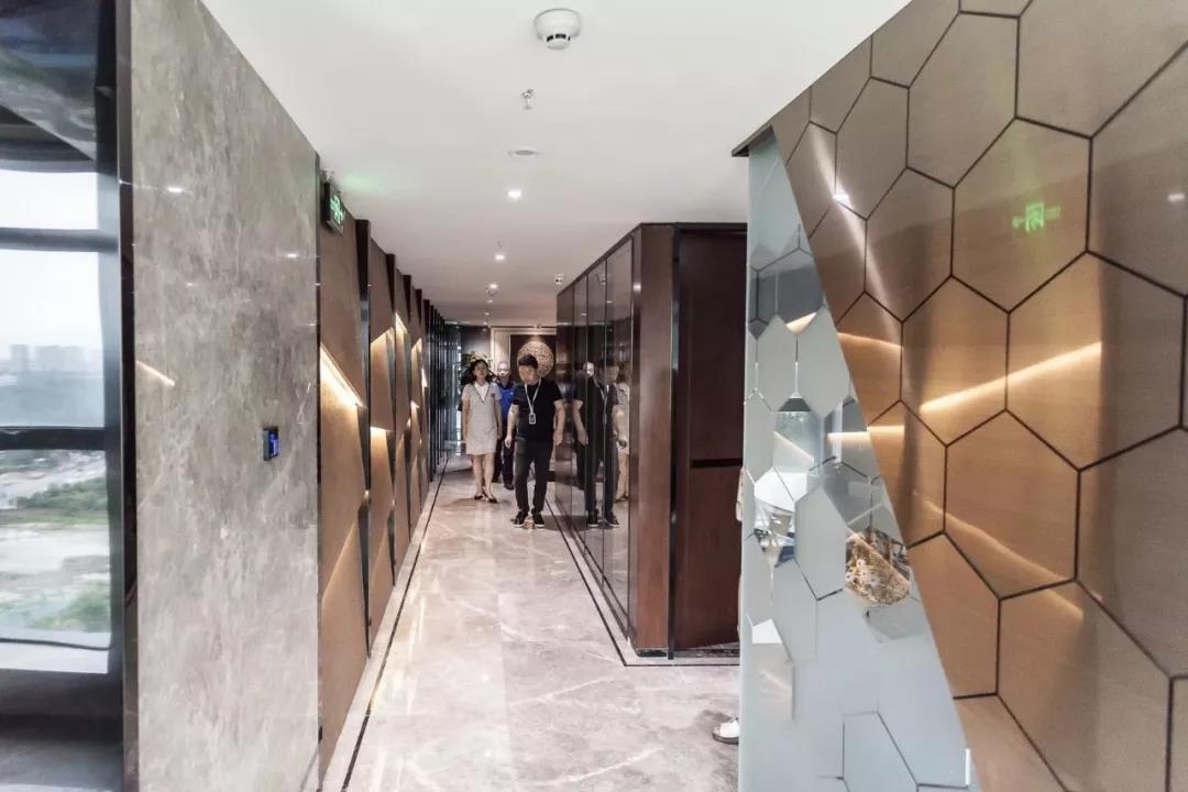 成都市新经济委副主任周洪等一行领导莅临明博链接_明博MINGBO(中国)
参观考察