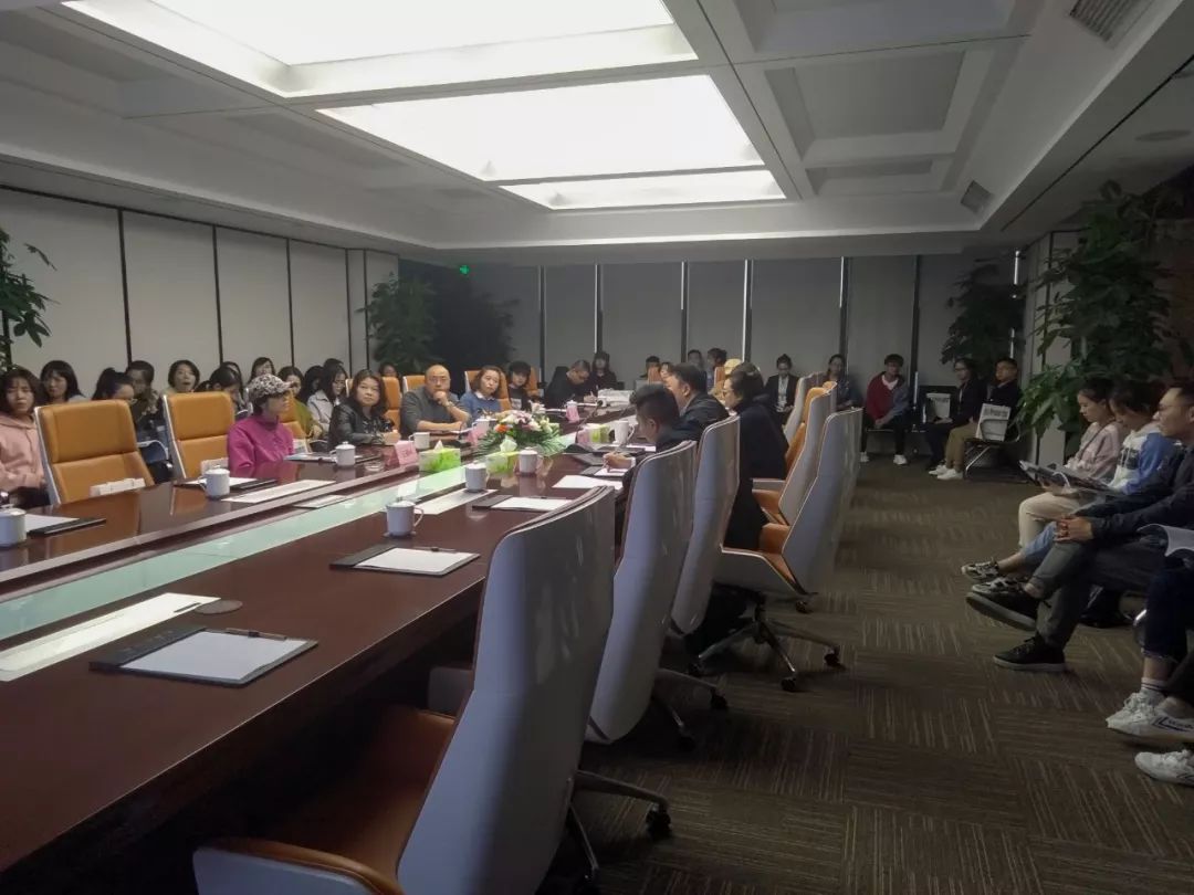 西华大学美术与设计学院院长张玉萍携研究生一行50人莅临明博链接_明博MINGBO(中国)
参观考察